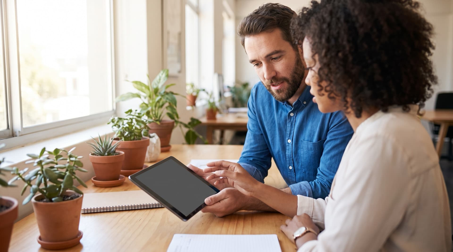 Deux collègues collaborent autour d'une tablette